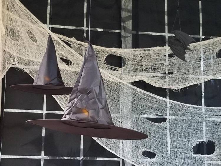 Herbstdeko basteln für die Halloween Party Hexenhut beleuchten