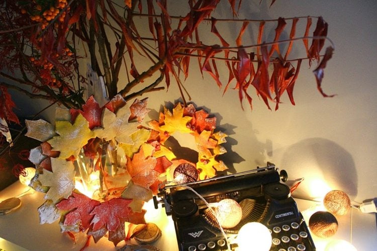 Herbstdeko für die Kommode - Kranz aus selbst gemachten Blättern