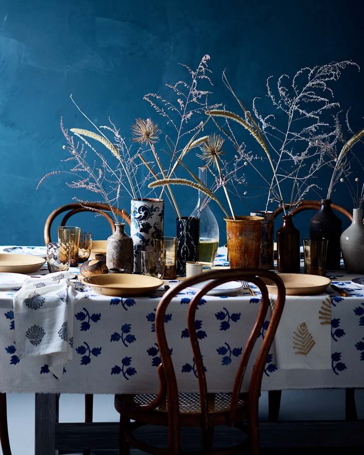 Herbstdeko mit blauen Herbstblättern auf dem Tisch