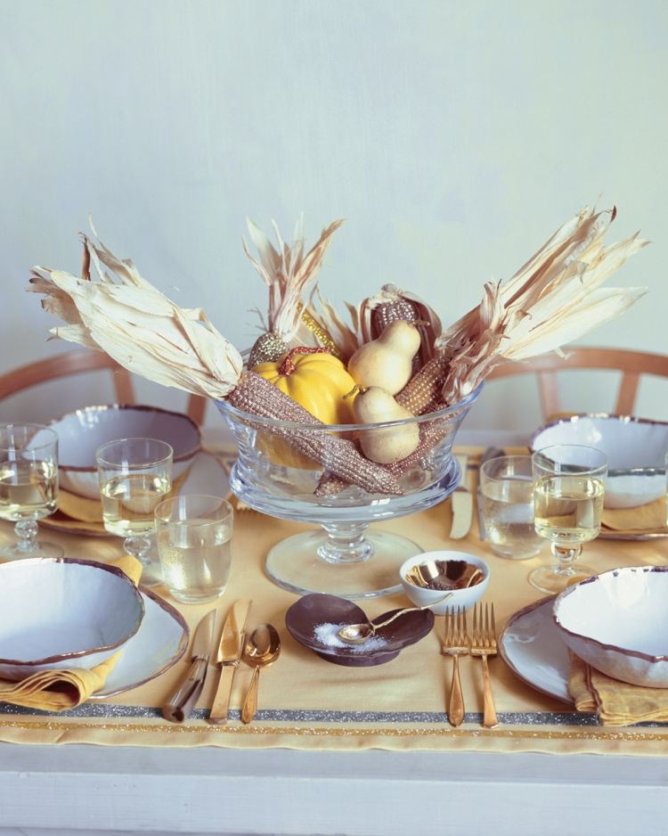 Make autumn decorations yourself with golden corn cobs and pears
