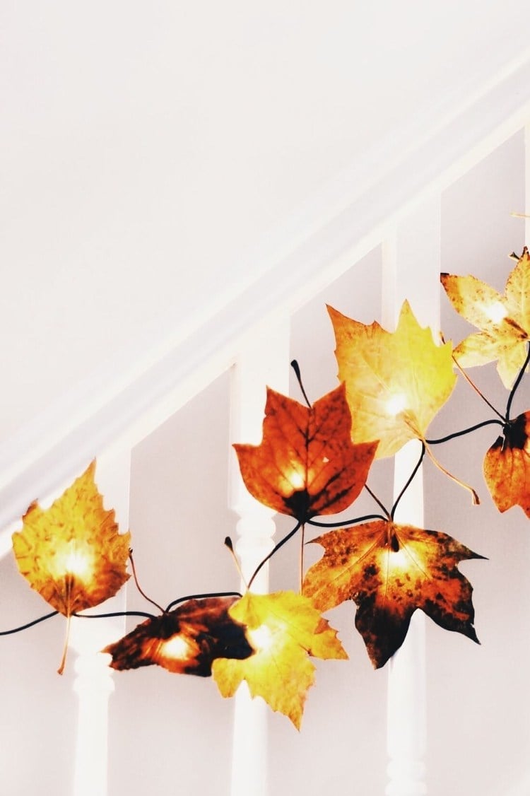 Make an autumn garland out of autumn leaves and LED lights