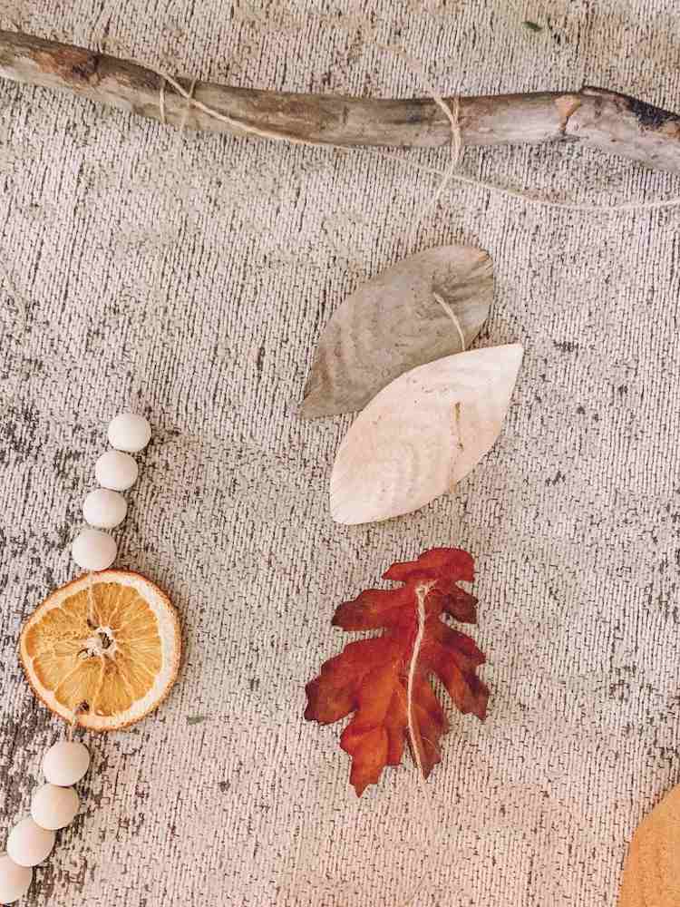 Make autumn garland out of natural materials with the children