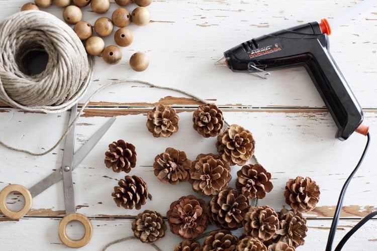 Make autumn garland with the children, glue pine cones together