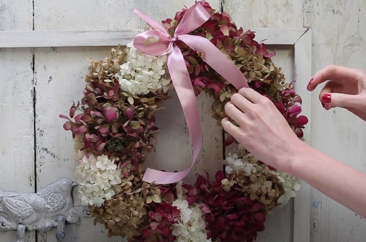 Autumn wreath made of hydrangeas in pink and white