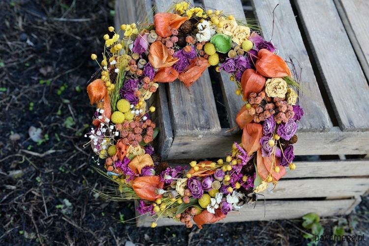 Autumn wreath with physalis and dried flowers