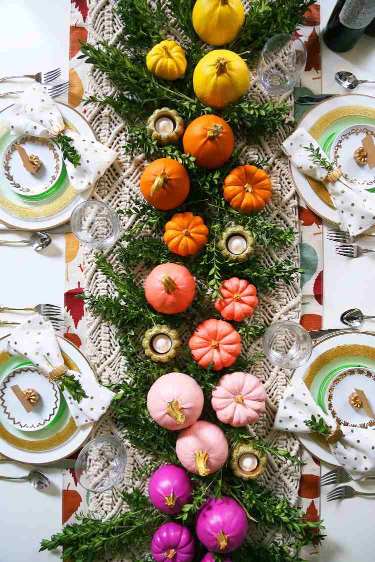 Make autumn table decorations yourself with painted pumpkins