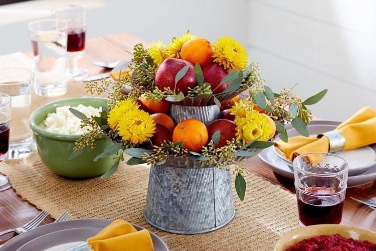 Make autumn table decorations with apples and oranges yourself