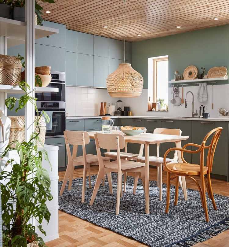 Ikea Katalog 2021 Neuheiten Lisabo Armsessel aus Holz im klassischen Stil