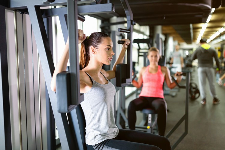 Kalorienverbrauch Fitnessstudio Fitness Geräte Oberkörper Training für Frauen