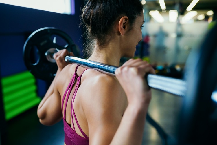 Kalorienverbrauch Fitnessstudio Gewichtheben zum Abnehmen Kniebeuge Übung mit Gewichten