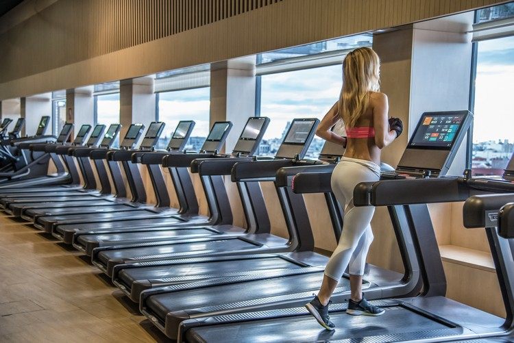 Kalorienverbrauch Fitnessstudio Laufband Training zum Abnehmen Vorteile