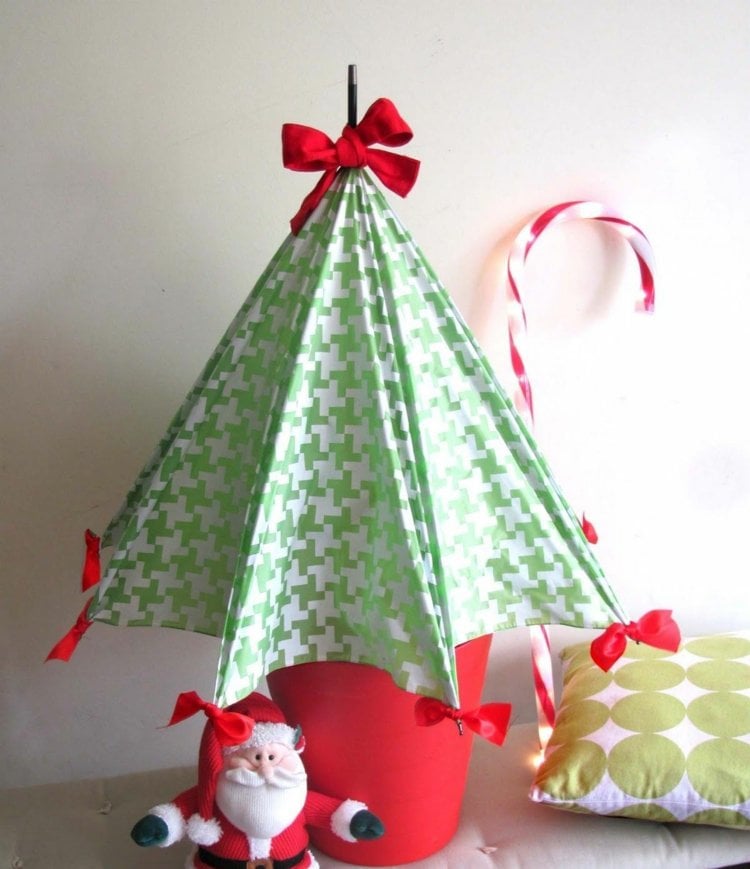 Kaputter Regenschirm in Grün für einen originellen Weihnachtsbaum mit Schleifen
