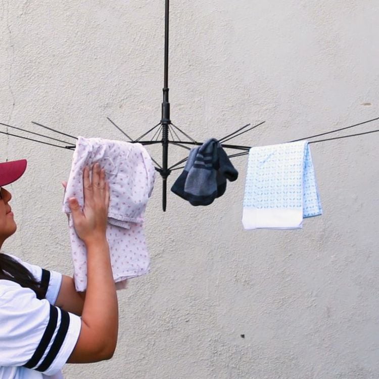 Kleinen Wäscheständer selber machen mit dem Gerüst eines Regenschirms als platzsparende Variante
