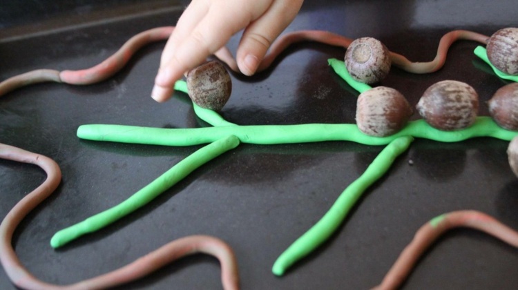Kneten mit Kindern im Herbst und Feinmotorik fördern mit Laubblatt aus Knete und Eicheln