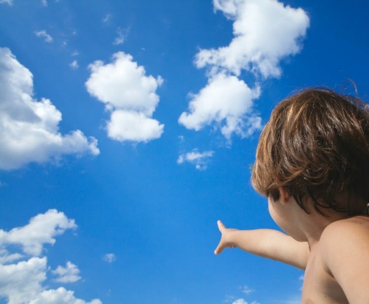 Konzentrationsübungen für Kinder - Wolken beobachten in der freien Natur