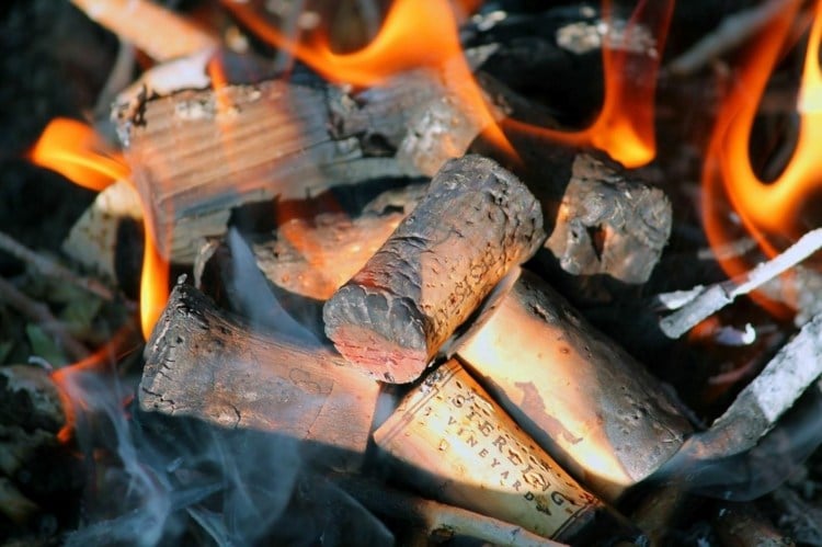 Korken als Brennmaterial zum Anzünden von Feuer