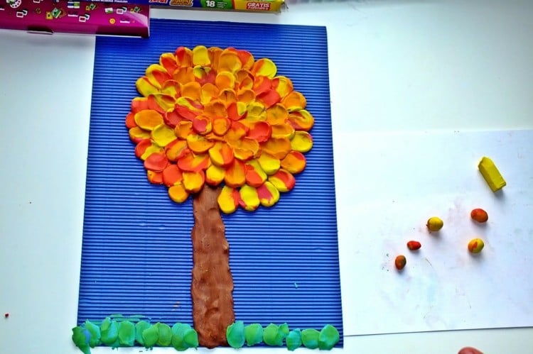 Kreativ kneten mit Kindern im Herbst - Herbstlichen Baum aus Kugeln basteln