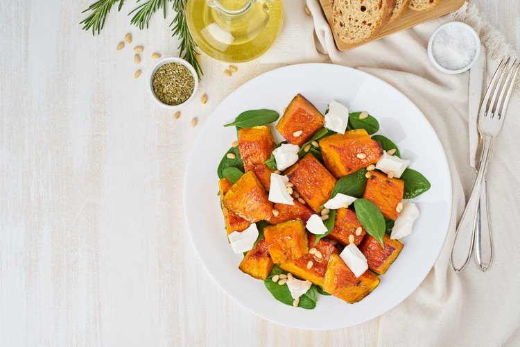 Kürbis mit Feta Käse und Blattsalat einfache Vorspeisen für den Herbst