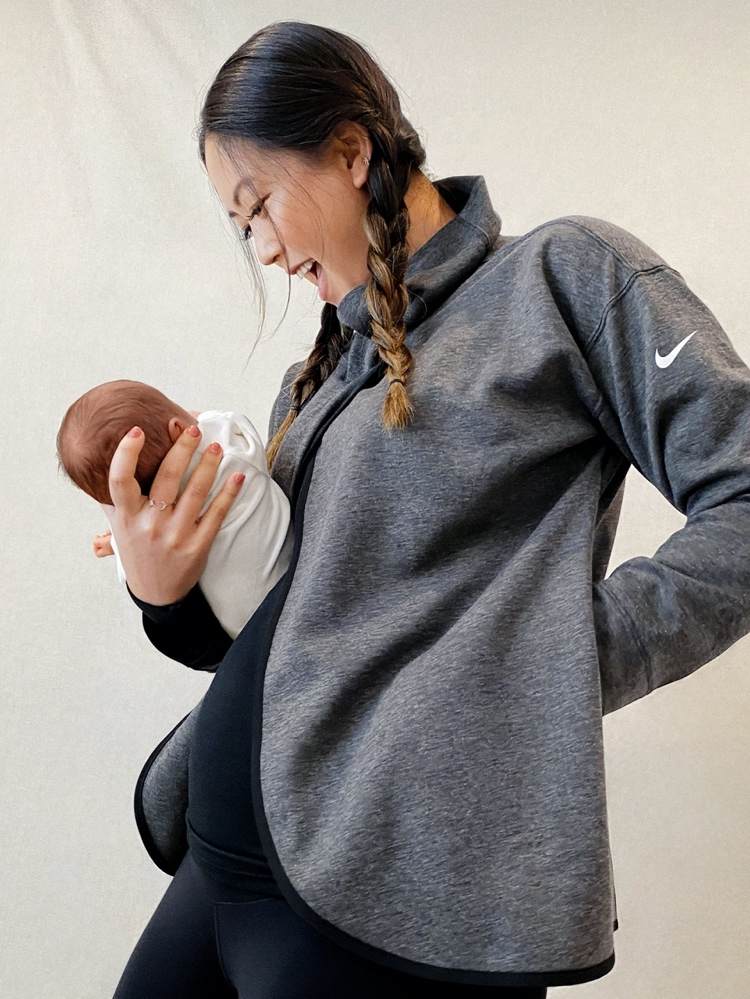 Michelle Wie West trägt den Sport-BH Nike (M), den Pullover, Leggings und das Tanktop