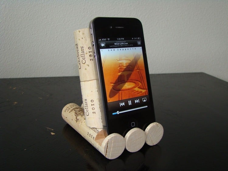Mit Weinkorken basteln einfache DIY Ideen Handyhalter selber machen