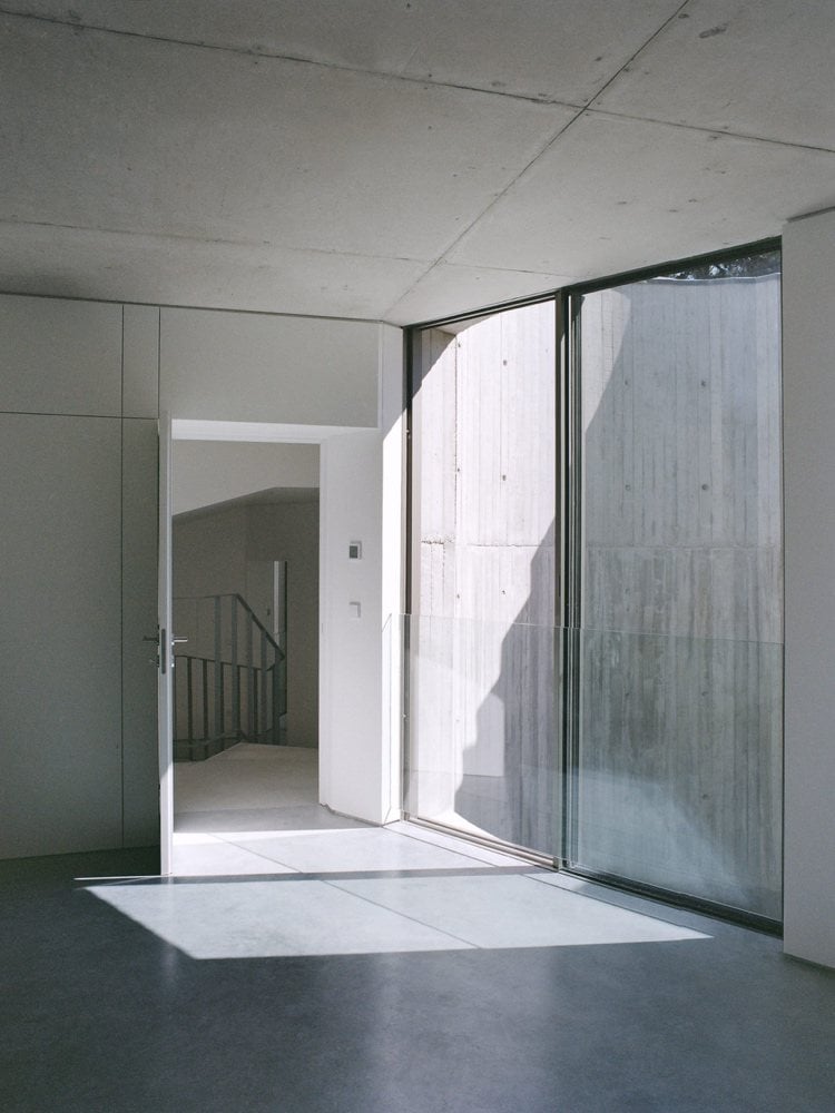 Moderne Innenarchitektur aus Sichtbeton und Glas-Schiebetüren