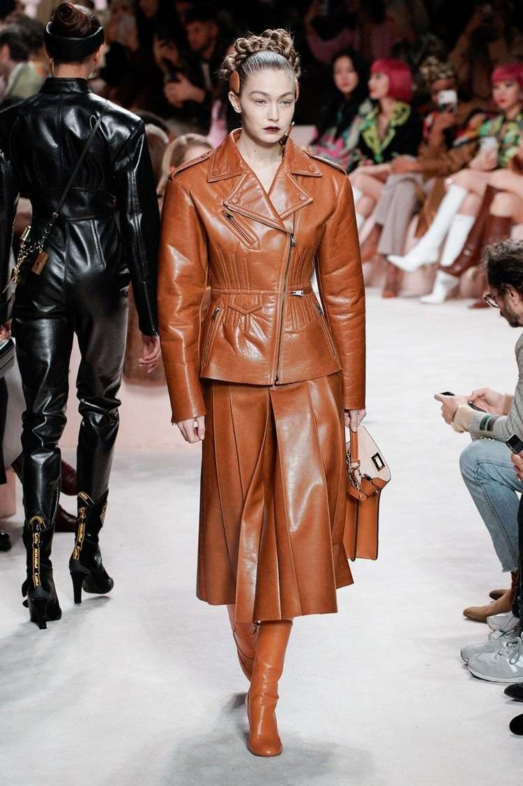 Modetrends Herbst Winter 2020 Lederrock kombinieren Leder Outfit für Damen
