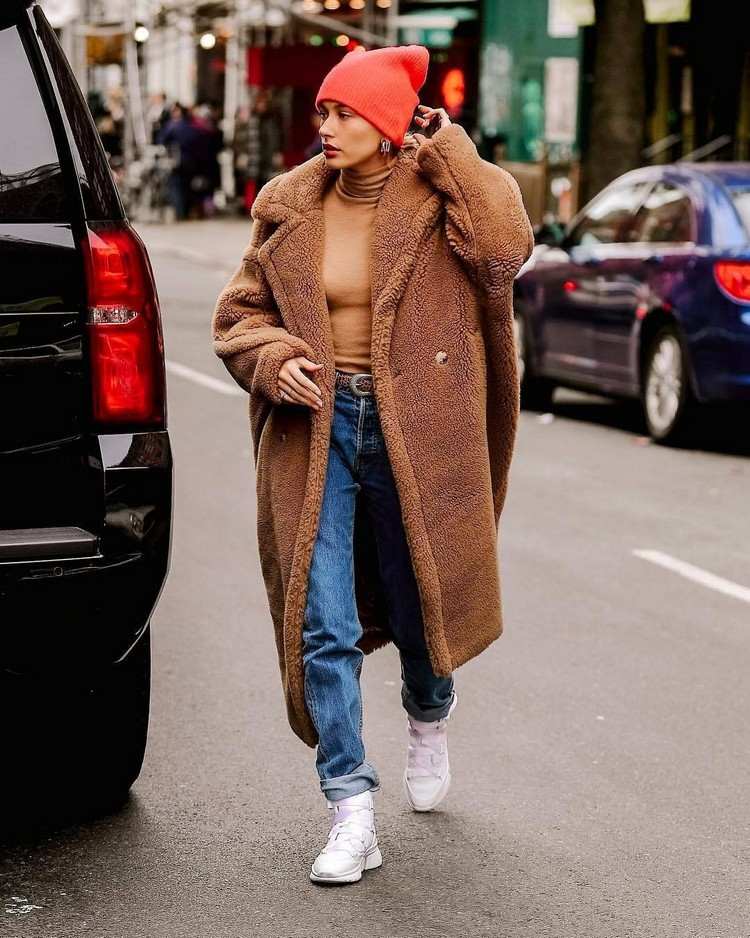 Mom jeans combine winter teddy coat fall outfits