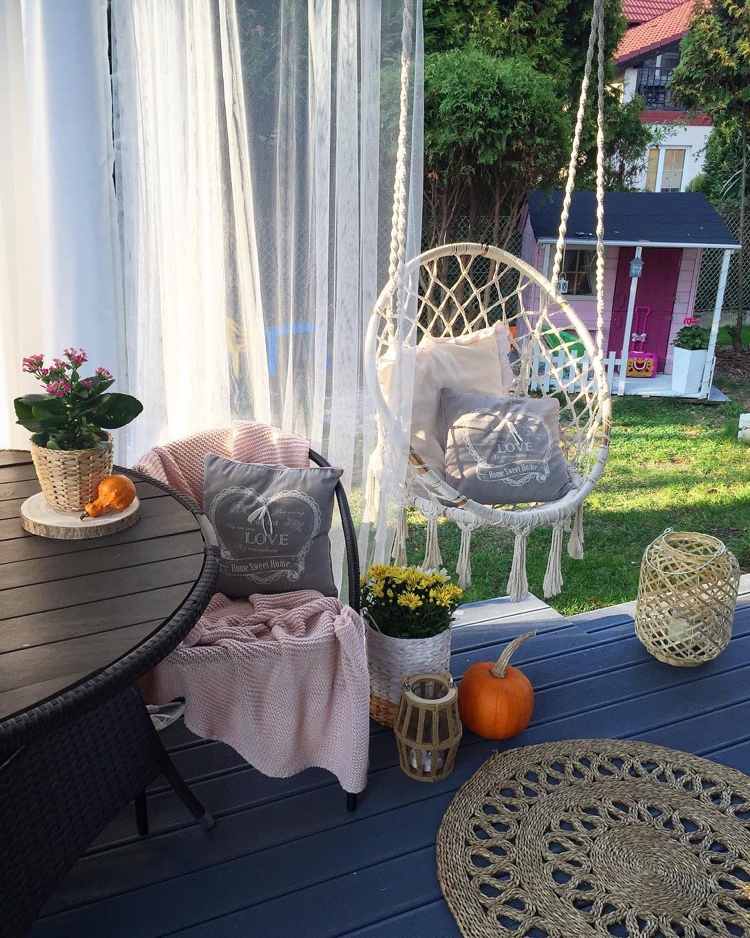 Natürliche Materialien wie Rattan und Sisal sind perfekt für die Herbst-Terrasse