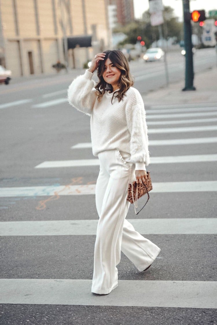 Oversized Pullover Outfit Ideen für den Herbst weiße Hose kombinieren im Winter