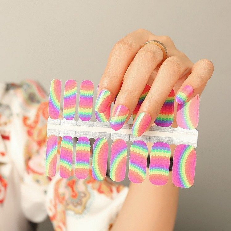 Rainbow Nails selber machen Nagelfolien Trend