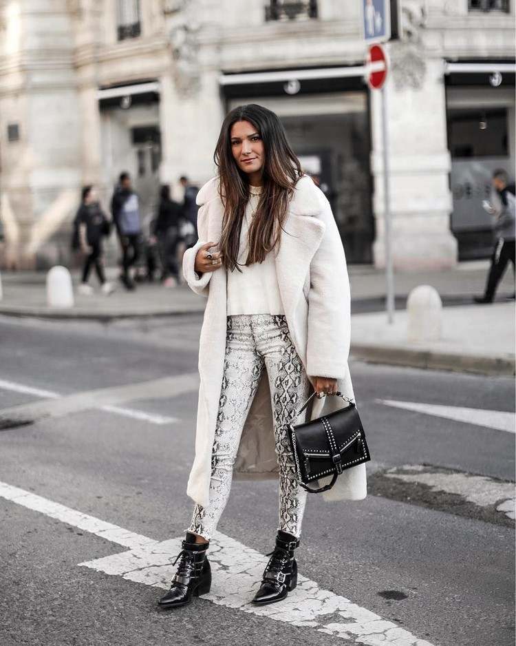 Schlangenmuster kombinieren Modetrends 2020 Herbst Outfit weiße Hose