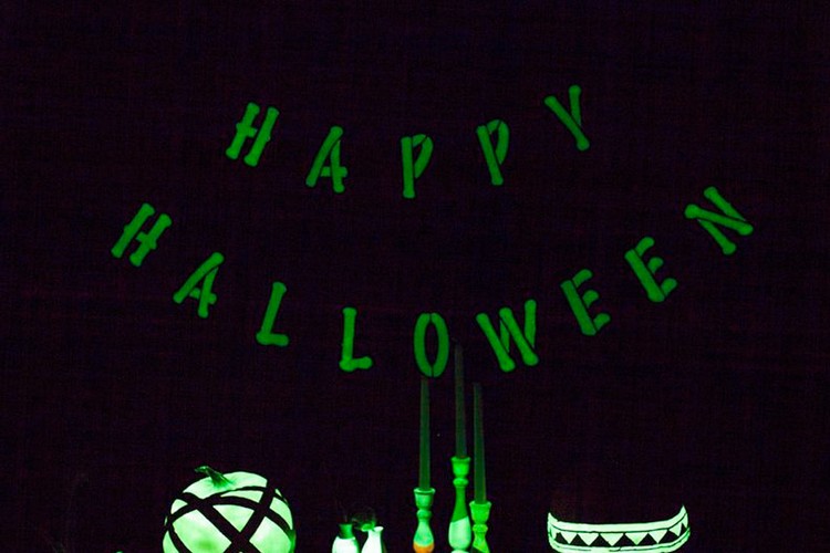 Schwarzlicht Deko Ideen für Halloween Glow in the Dark Party