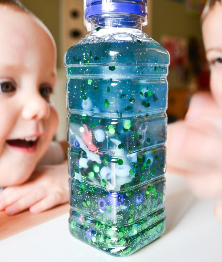 Sensory Bottle selber machen und Kleinkinder spielen und entdecken lassen
