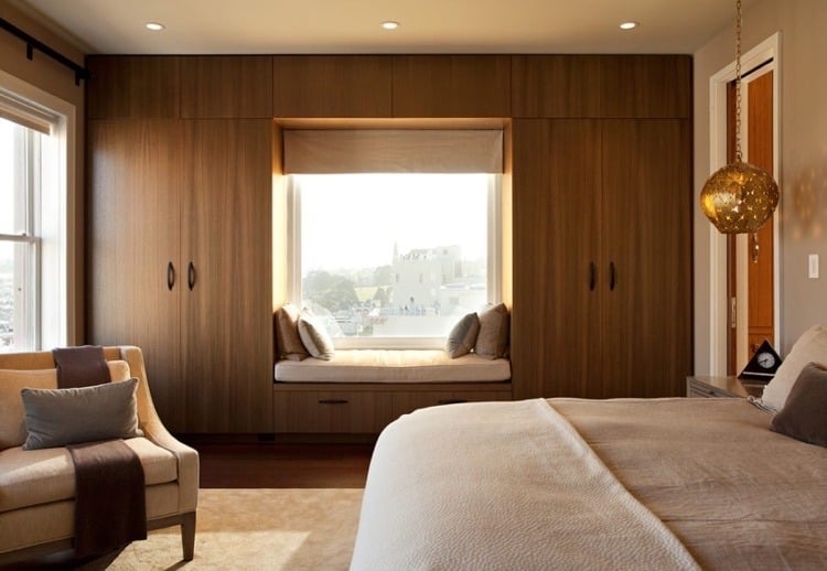 Sitzfenster im Schlafzimmer mit Stauraum und Kleiderschränken kombinieren