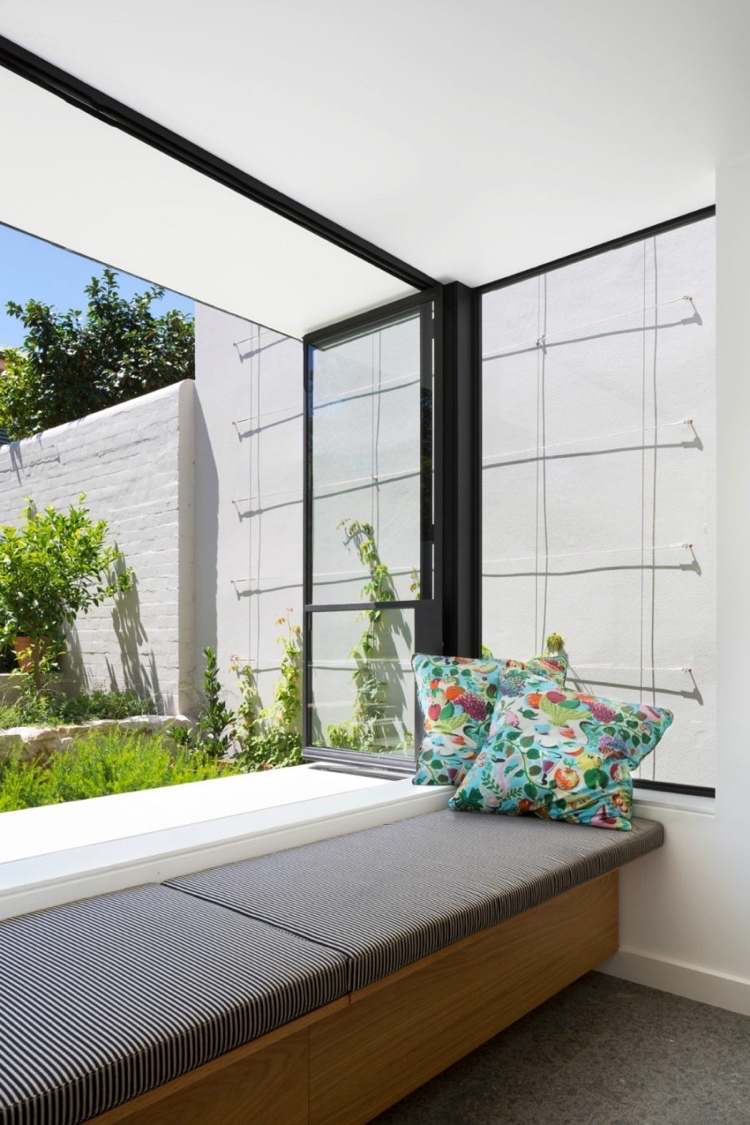Sitzfenster nachträglich selber bauen mit Stauraum darunter und Blick zum Garten
