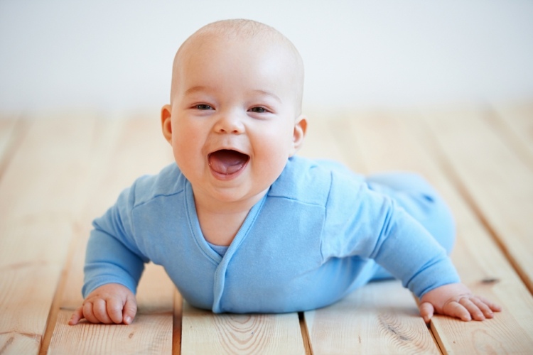 Spiele mit Baby ab 3 bis 6 Monate - Die Entwicklung fördern