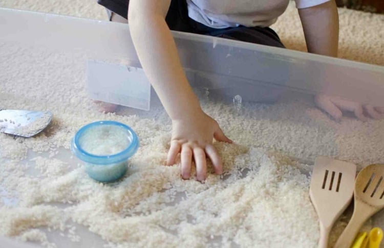 Spiele mit Baby mit Produkten aus der Küche - Fühlen und spielen mit Reis