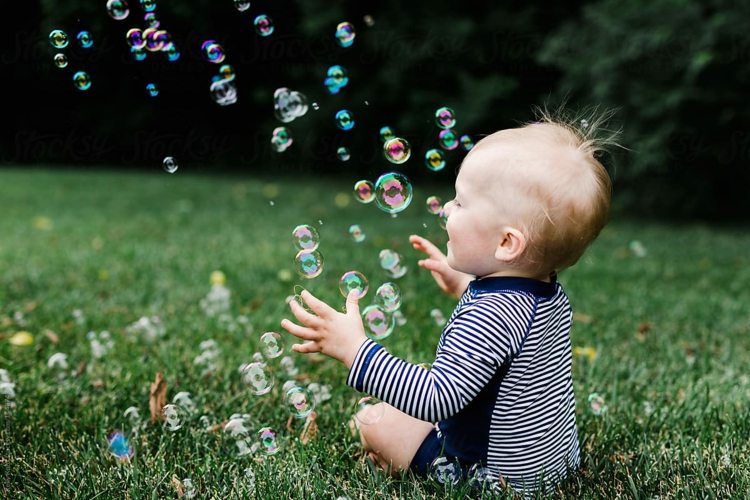 Spielen mit Seifenblasen - Babyspiele für drinnen und draußen