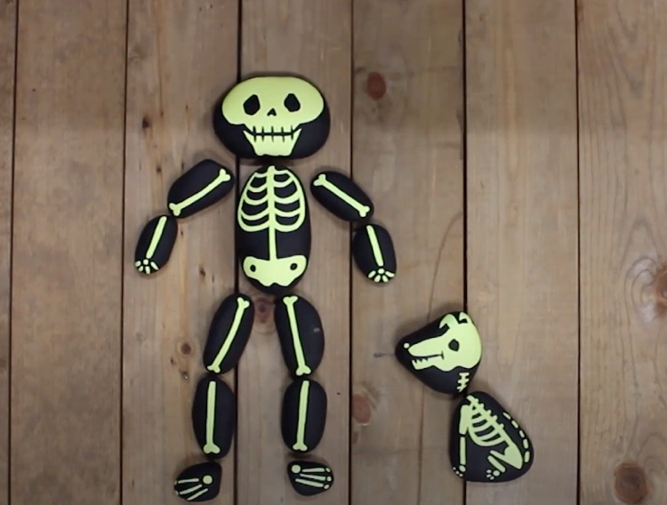 Steine bemalen mit Leuchtfarbe - Skelett mit Hund