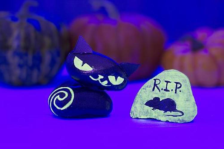 Steine bemalen zu Halloween mit Nachtleuchtfarbe