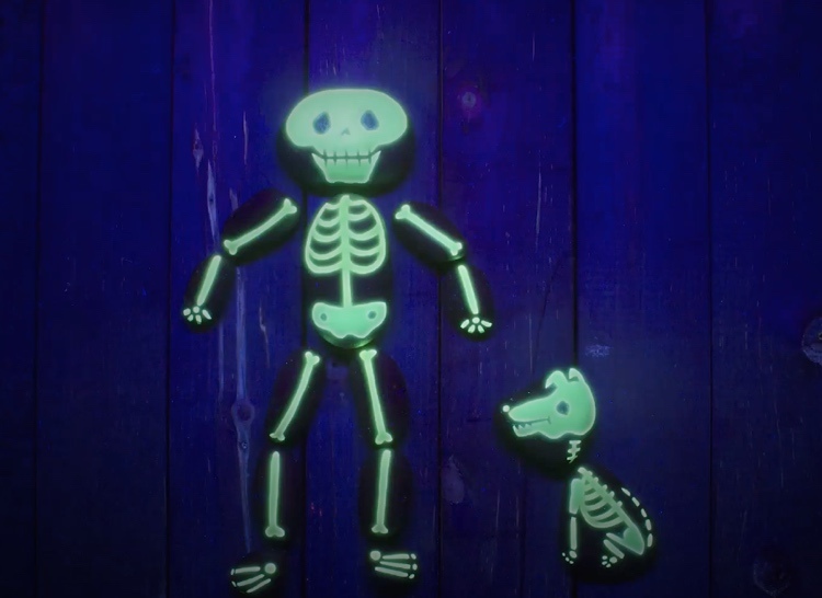 Steine mit Nachtleuchtfarbe bemalen zu Halloween - Skelett mit Hund