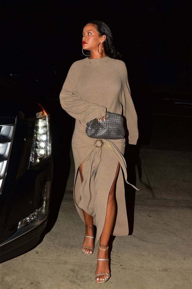 Strickkleid kombinieren Herbst Modetrends Rihanna Outfits