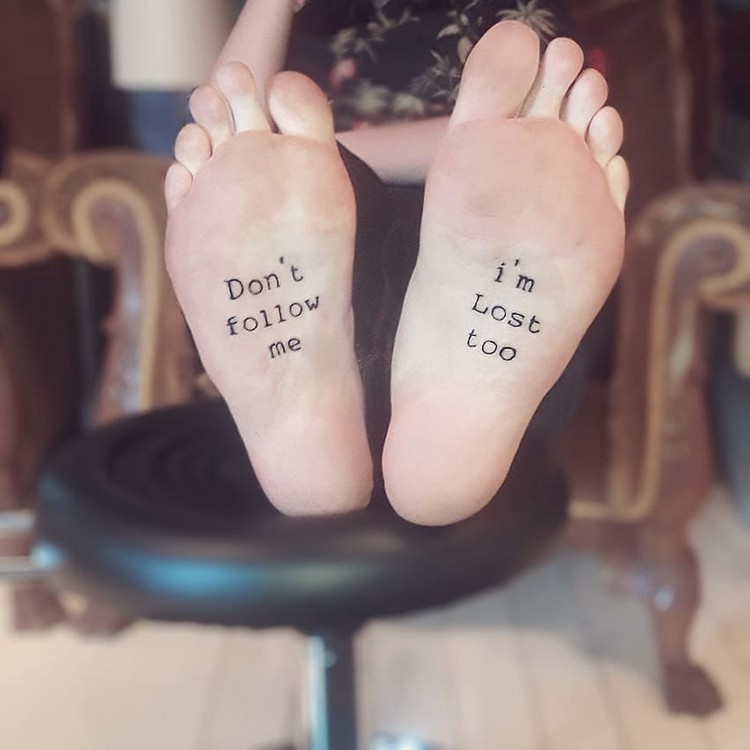 Tattoosprüche Ideen kleine Tattoos für Frauen Fußsohle Tattoo Schmerzen