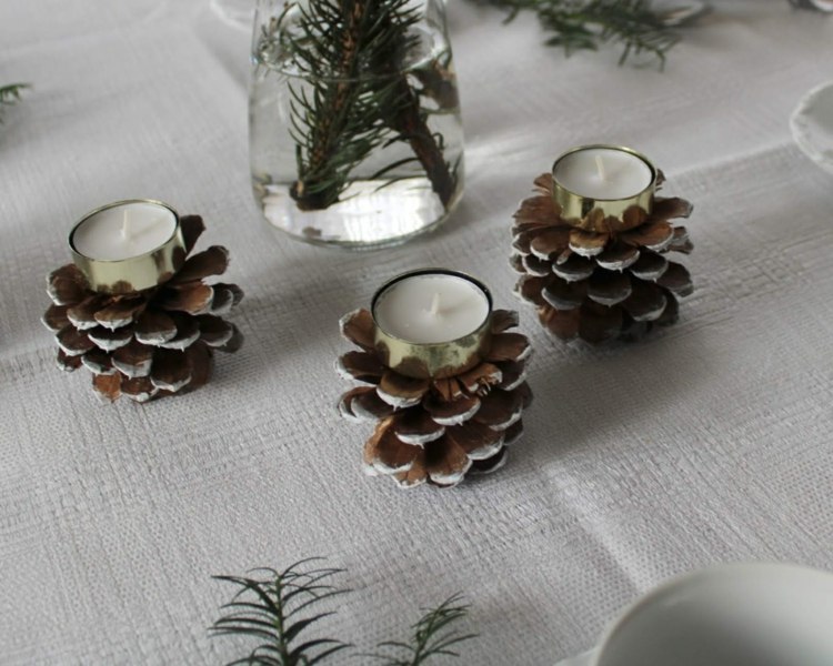 Teelichter aus Tannenzapfen basteln und den Tisch im Herbst und Winter dekorieren