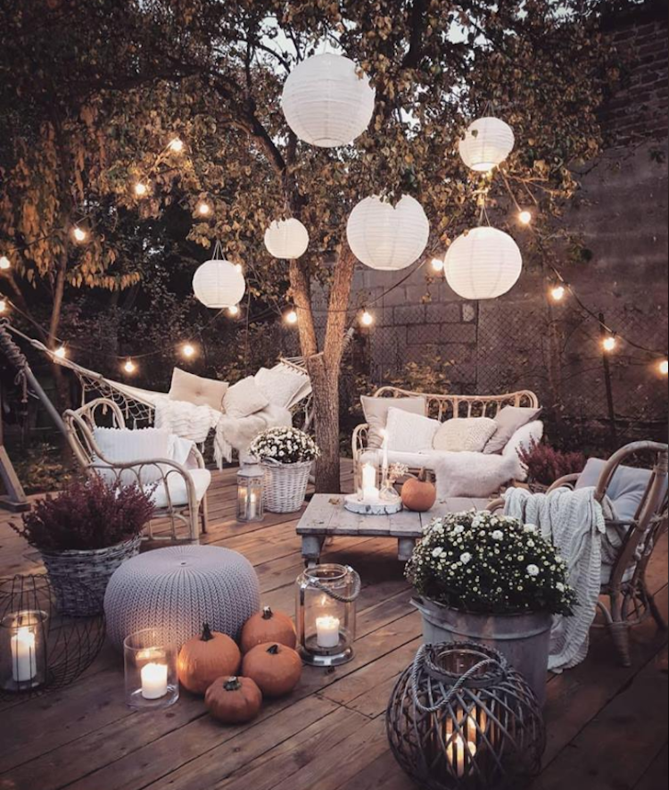 Decorate the terrace in autumn and create an atmospheric atmosphere with suitable lighting