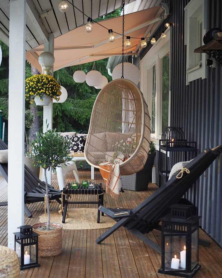 Design your terrace in autumn with flowers and lanterns