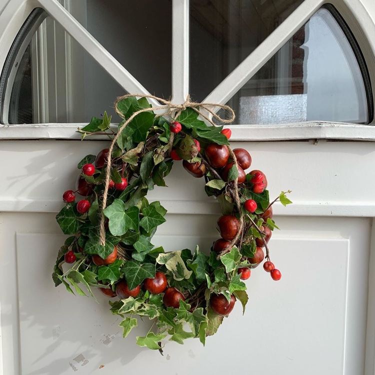 Door wreath with chestnut ivy and red berries