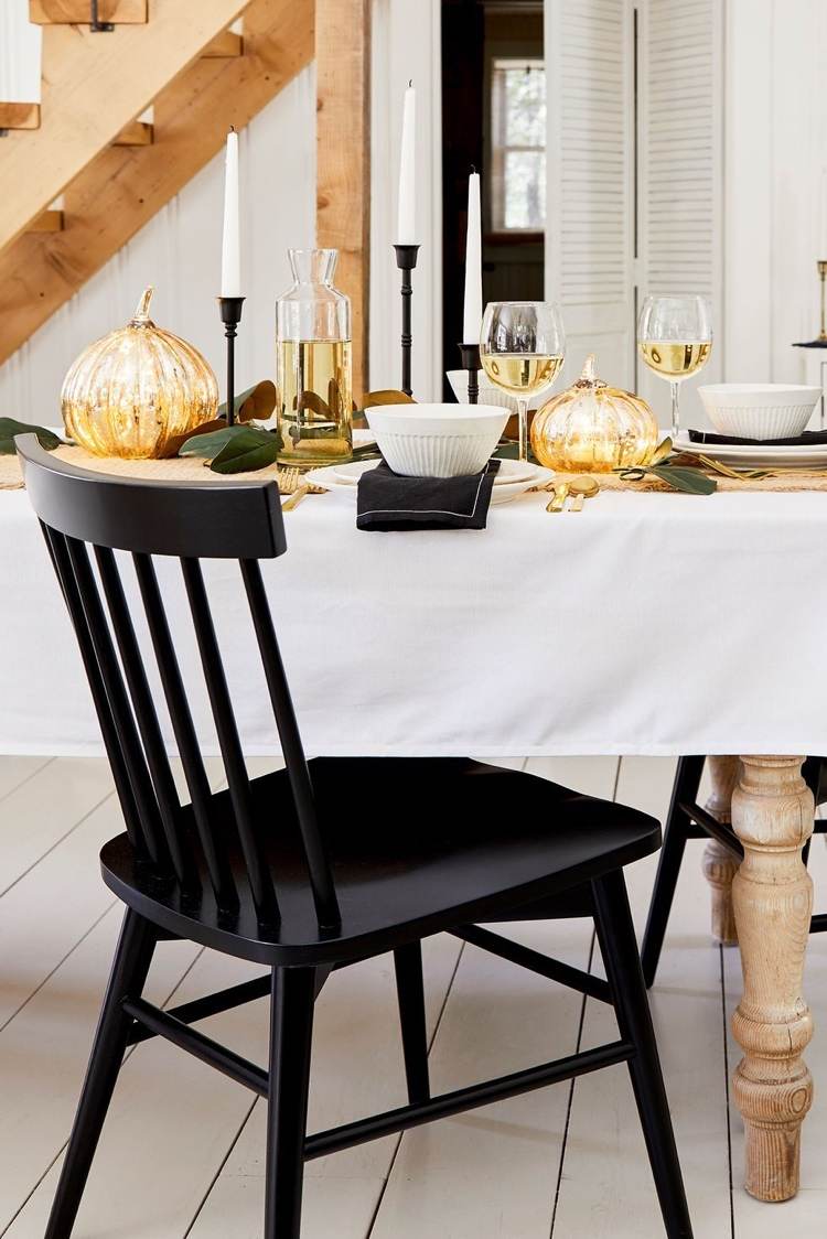 Wein und goldene Kürbisse als Tischdeko für Herbst