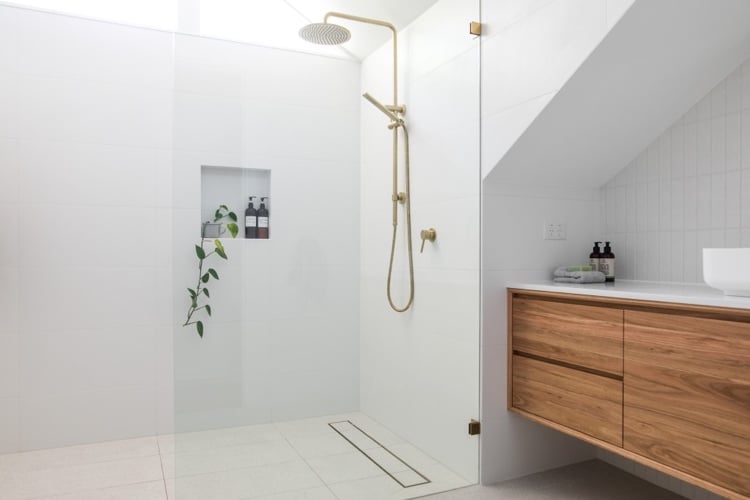 Wohnung modernisieren Badezimmer mit Duschzone renovieren