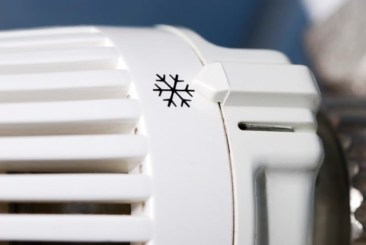 ausgeschalteter thermostat auf plattenheizkörper vor reinigung wegen staub